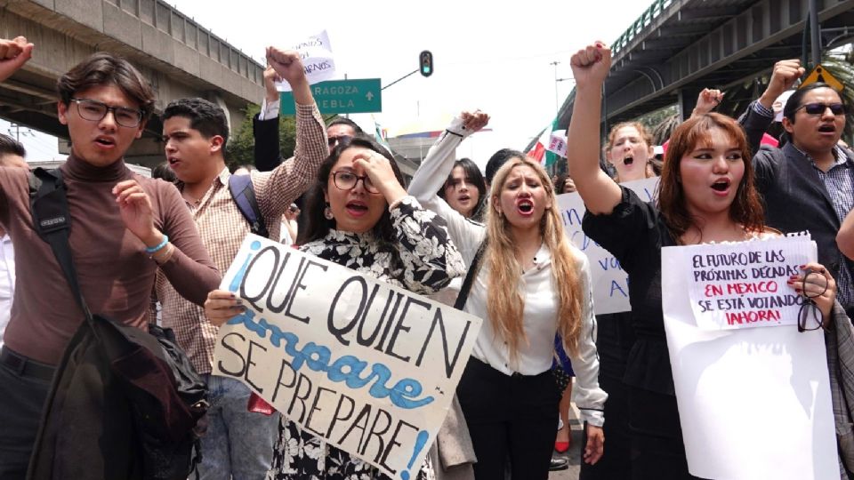 Estudiantes se retiraron de la protesta contra la reforma judicial.