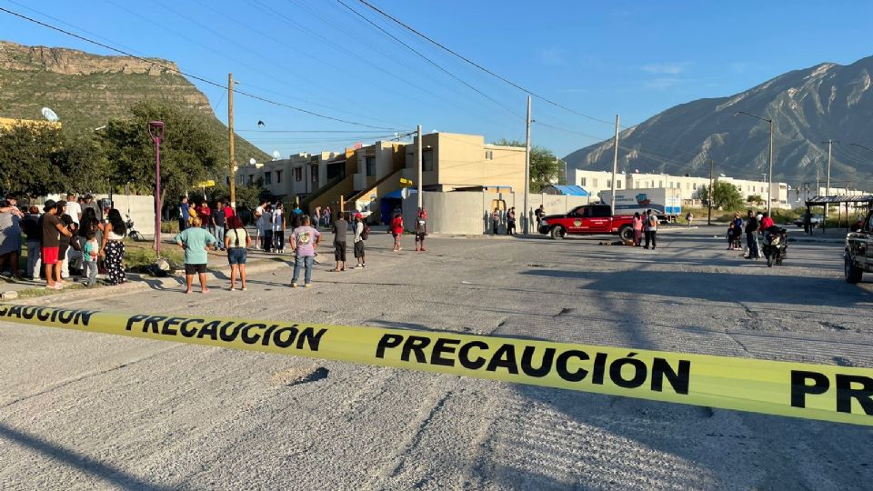 Los cuerpos de dos de las víctimas quedaron tendidos entre un parque y una escuela en la colonia Hacienda Renacimiento.