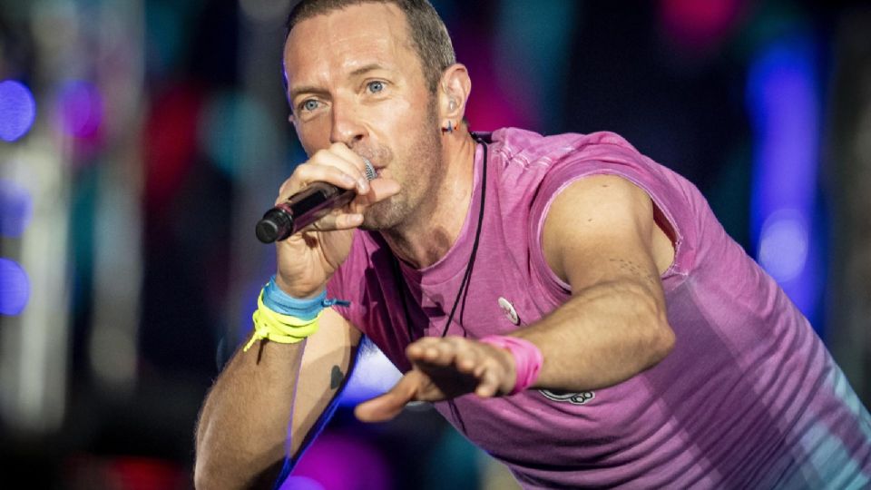 Chris Martin, líder de la banda británica Coldplay, mientras se presenta en el estadio Parken en Copenhague, Dinamarca.