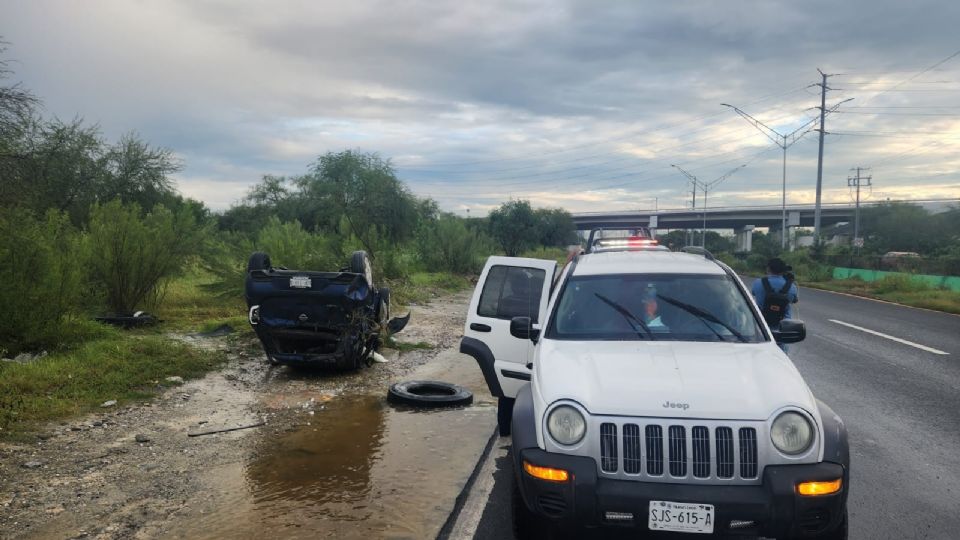 La mañana de este martes se registró una volcadura en la autopista al Aeropuerto debido a las condiciones del pavimento resbaladizo.