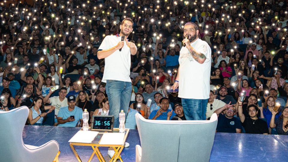 La Mole y Adrián Marcelo realizan presentaciones como parte de su podcast 'Hermanos de Leche'.