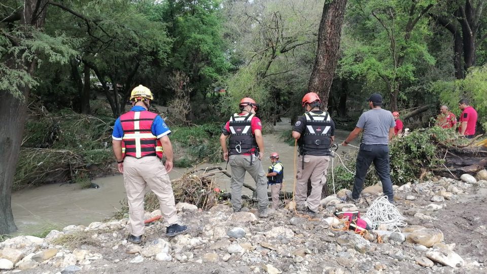 Elementos de Protección Civil estatales y municipales realizaron los trabajos necesarios para recuperar el cuerpo del cauce del arroyo.