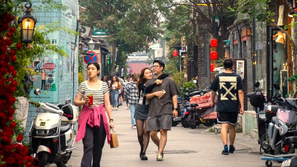 Personas caminan en las calles de Beijing.