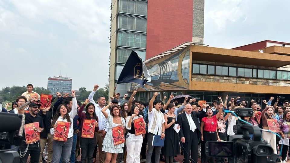 Estudiantes de diversas instituciones de educación media superior y superior se manifestaron frente a la Rectoría de la UNAM en favor de la reforma al poder judicial.