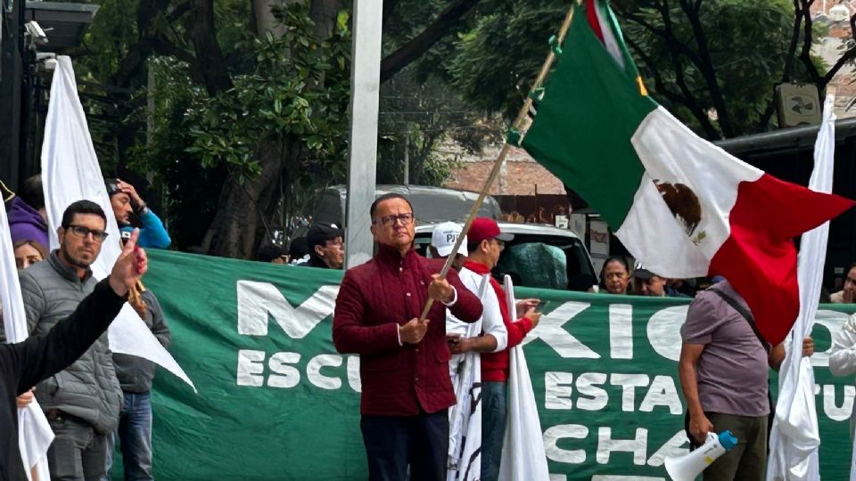 Trabajadores realizan cortes intermitentes a la circulación en carriles centrales de Paseo de la Reforma.