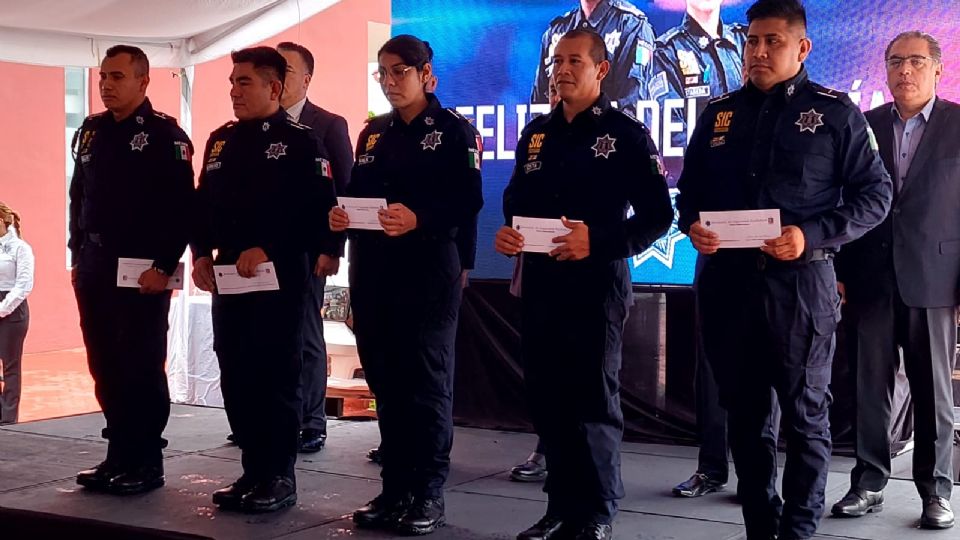 Rinden Escobedo homenaje a elementos veteranos y premian a 10 agentes en el Día del Policía