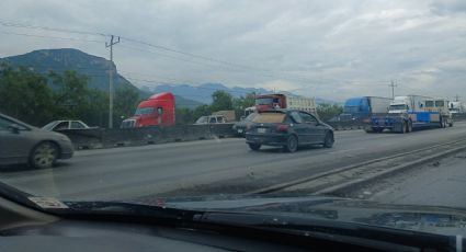 Carro abandonado causa caos en Libramiento Noreste, Escobedo