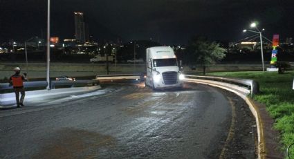 Tráiler derrama diésel en curva de Constitución hacia Revolución