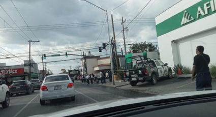 Hombre frustra asalto con arma de fuego afuera de un banco en Apodaca