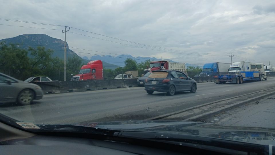 Carro abandonado causa caos en Libramiento Noreste, Escobedo