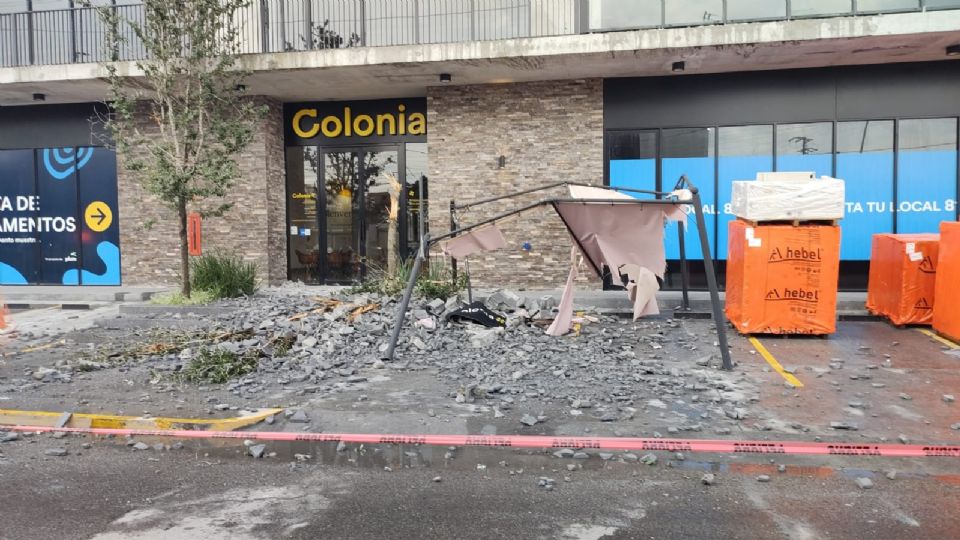 Cae muro de edificio en el centro de Monterrey.