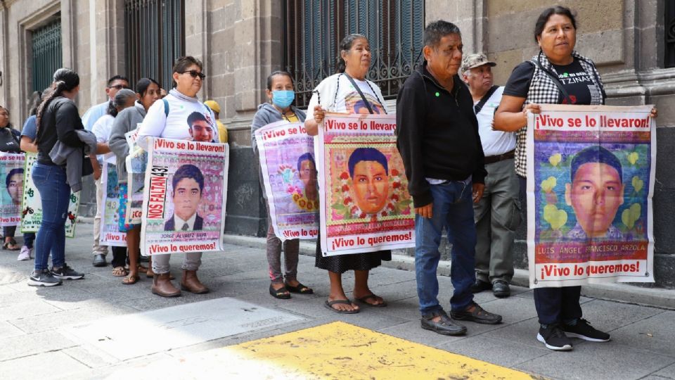 Madres y padres de los normalistas desaparecidos de Ayotzinapa.