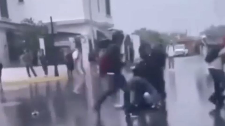 En medio de la trifulca se puede ver como uno de los involucrados cae en plena calle y empieza a convulsionar luego de que aparentemente fue golpeado en la cabeza.