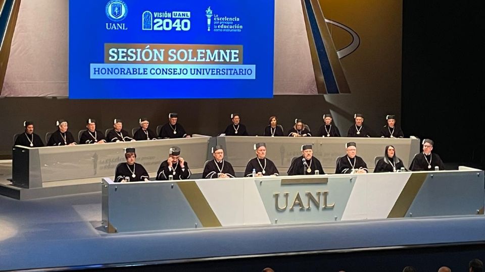 En sesión solemne del Honorable Consejo Universitario, el rector Santos Guzmán López encabezó esta ceremonia.