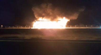 Se incendia autobús en la carretera a Laredo tras chocar con un tráiler; 4 personas pierden la vida