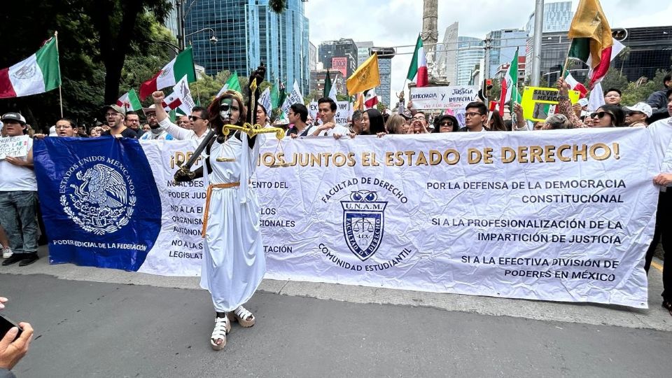 Estudiantes y organizaciones civiles marcharon contra la reforma al Poder Judicial.