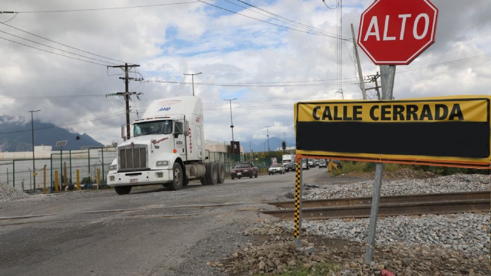 Cierran cruce en avenida Chocolates en Escobedo