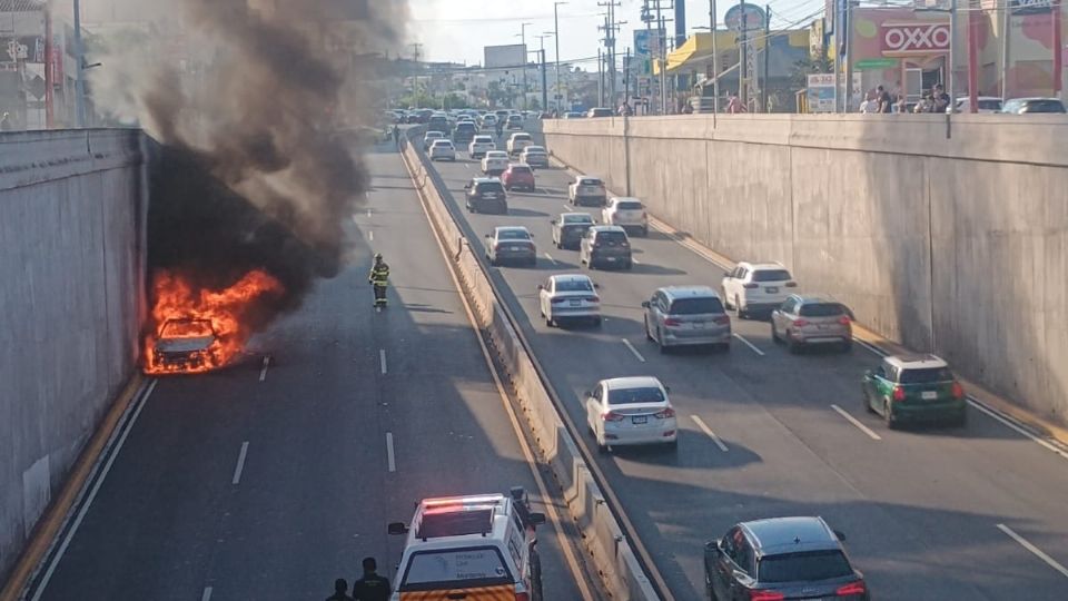 Se incendia vehículo en Paseo de los Leones