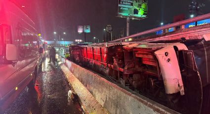 Camión de pasajeros vuelca en Monterrey; Hay 17 lesionados