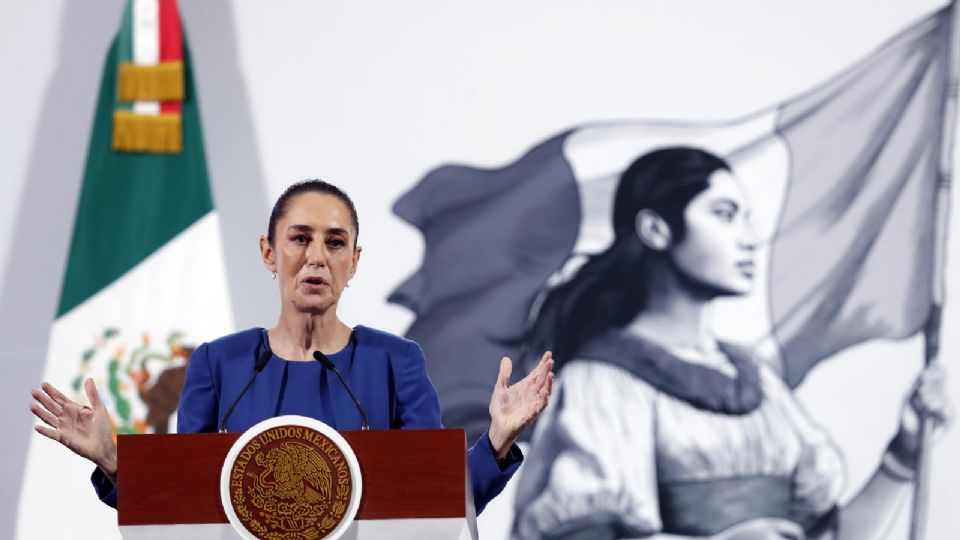 La presidenta de México, Claudia Sheinbaum, habla durante una rueda de prensa este viernes, en el Palacio Nacional de la Ciudad de México.