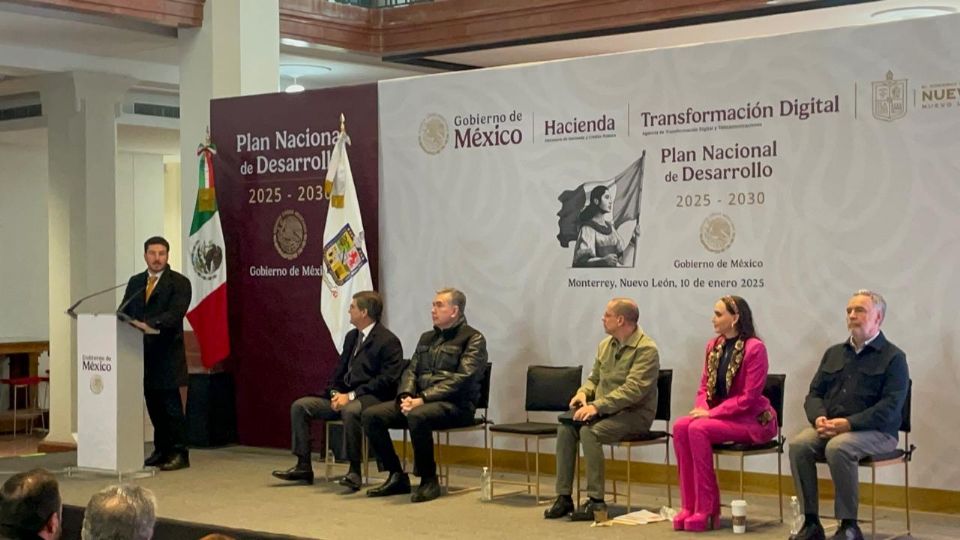 El mandatario estatal asistió evento donde se realizaron conferencias en torno al Plan Nacional de Desarrollo de la presidenta.