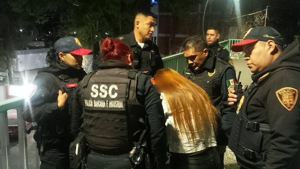 Los policías se acercaron a la joven que en ese momento pretendía pasar el borde de las escaleras