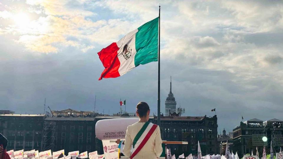 Claudia Sheinbaum prepara su primer informe de 100 días de gobierno en el Zócalo de la CDMX.