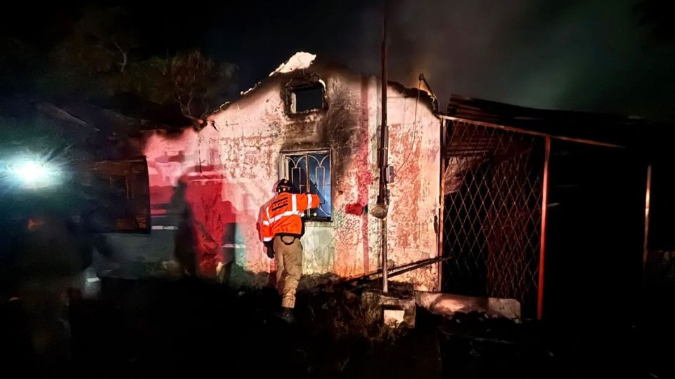 Protección Civil realizando labores de enfriamiento en Portal de los Laureles.