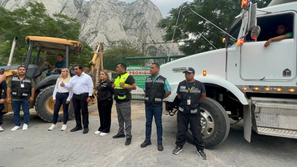 Jesús Nava durante el anuncio de la rehabilitación de caminos rurales en la zona de La Huasteca.