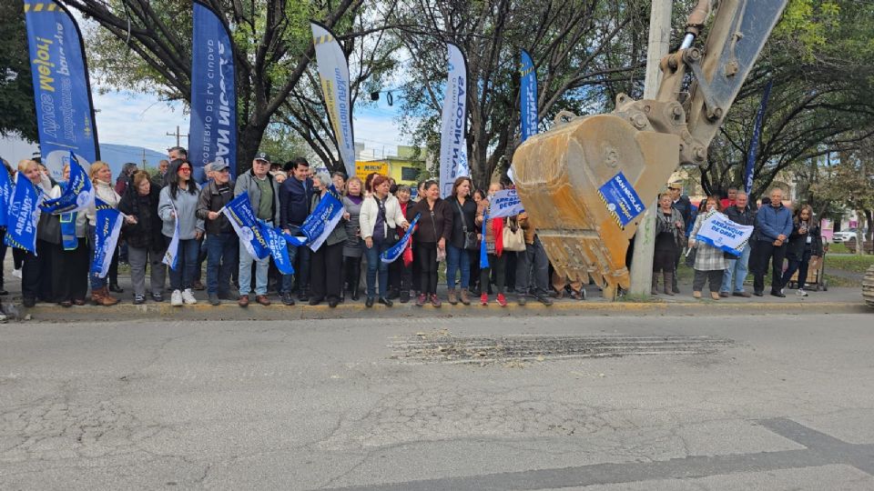 El alcalde Daniel Carrillo junto a las diputadas federales Nancy Olguín y Lilia Olivares, y el diputado local Mauro Guerra, durante el inicio de los trabajos de recarpeteo.