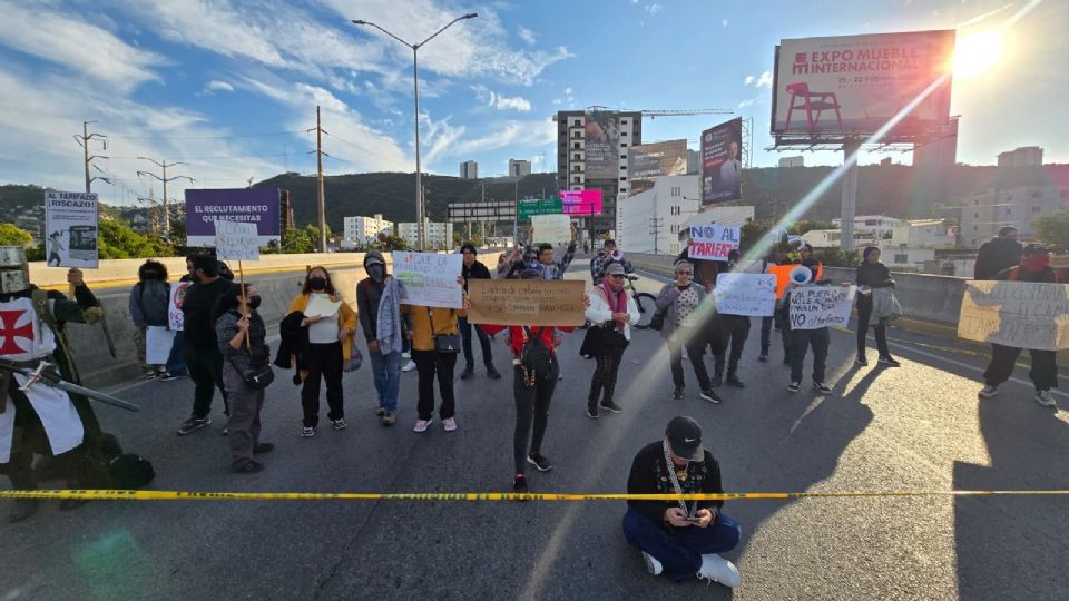 Manifestantes bloqueando el acceso al Túnel de la Loma Larga.