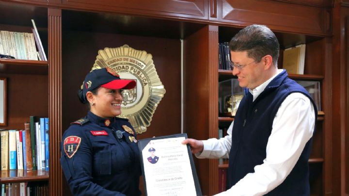 Pablo Vázquez hace reconocimiento a policía segunda Yacel Maricela Bahena Pérez