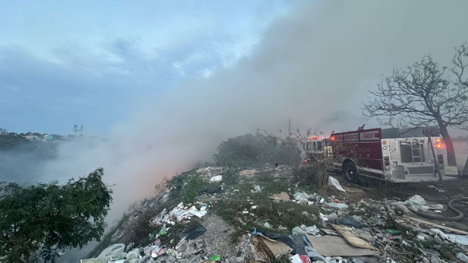 Bomberos Guadalupe y elementos de Protección Civil Nuevo León trabajaron en controlar y sofocar las llamas en el predio.