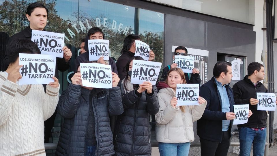 Jóvenes del área metropolitana de Monterrey protestan frente a la CEDH por el aumento a las tarifas del transporte público.