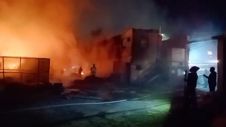 Elementos de Bomberos y Protección Civil trabajan en el control y sofocación del fuego en el lugar.