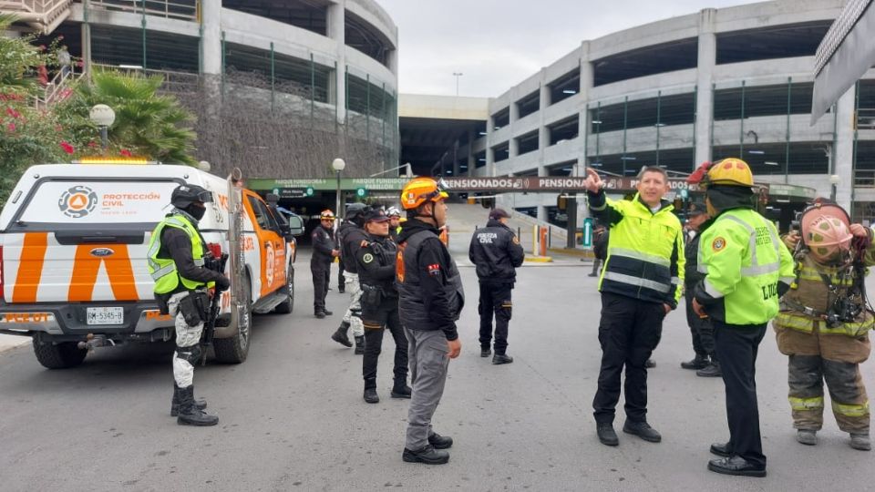 El personal de Protección Civil se mantiene frente al Pabellón Ciudadano.