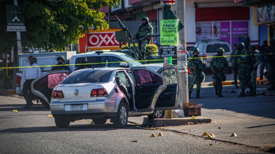 Los oficiales emprendieron la búsqueda de otros sospechosos y varios vehículos.