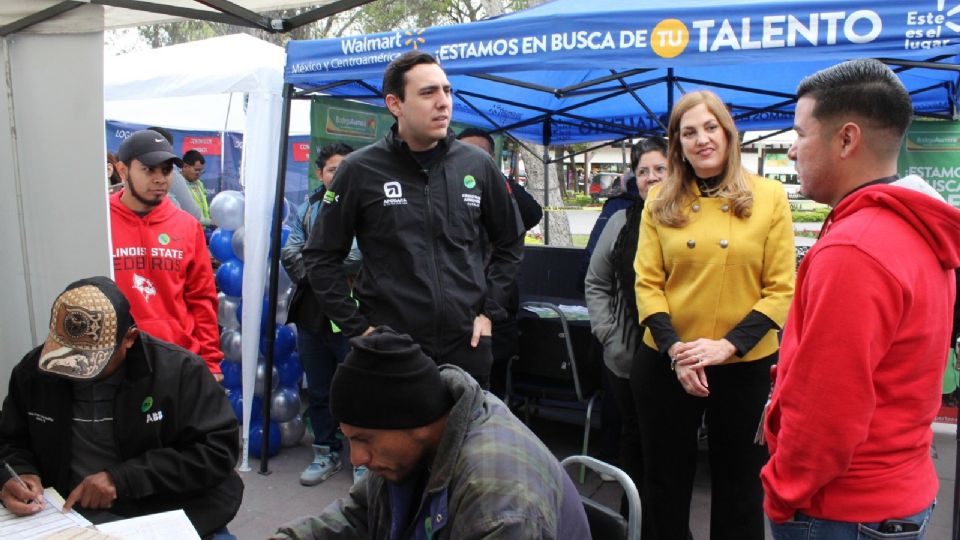 César Garza junto a representantes de las 50 empresas participantes en la primera Feria del Empleo 2025 en Apodaca.