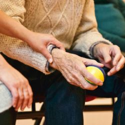 Alzheimer: estigma que rodea a cuidadores y personas con demencias refuerza aislamiento social