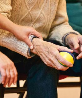 Alzheimer: estigma que rodea a cuidadores y personas con demencias refuerza aislamiento social