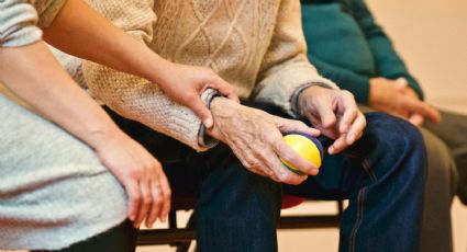 Alzheimer: estigma que rodea a cuidadores y personas con demencias refuerza aislamiento social