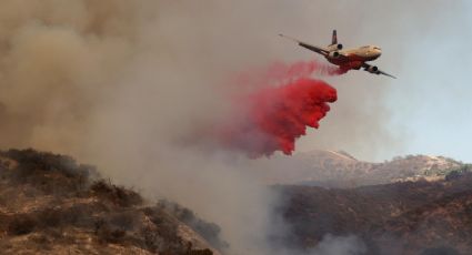 Incendios en Los Ángeles: ¿Qué es el polvo rosa con el que intentan apagar el fuego en California?