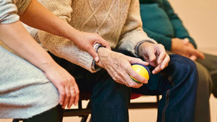 Alzheimer: estigma que rodea a cuidadores y personas con demencias refuerza aislamiento social