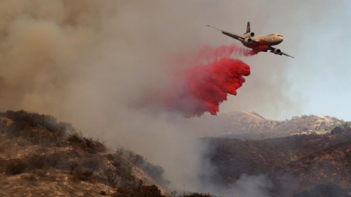 Incendios en Los Ángeles: ¿Qué es el polvo rosa con el que intentan apagar el fuego en California?