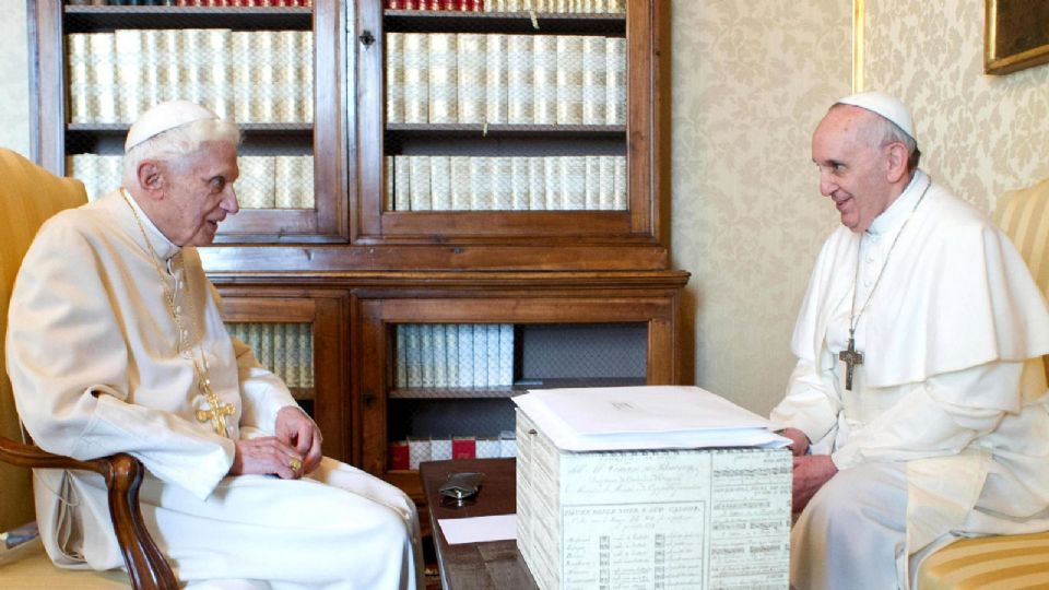 Fotografía de archivo del pasado 13 de marzo de 2013 que muetra al papa Francisco (d) durante su encuentro con el papa Benedicto XVI , en su residencia de verano del Castillo de Gandolfo.