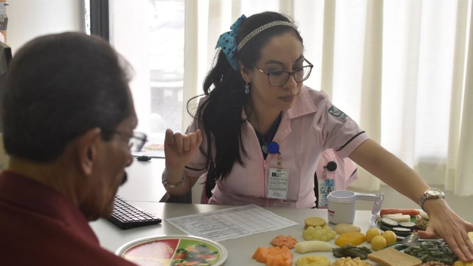 El equipo multidisciplinario del IMSS ayuda a los pacientes a cumplir su propósito de vida saludable.