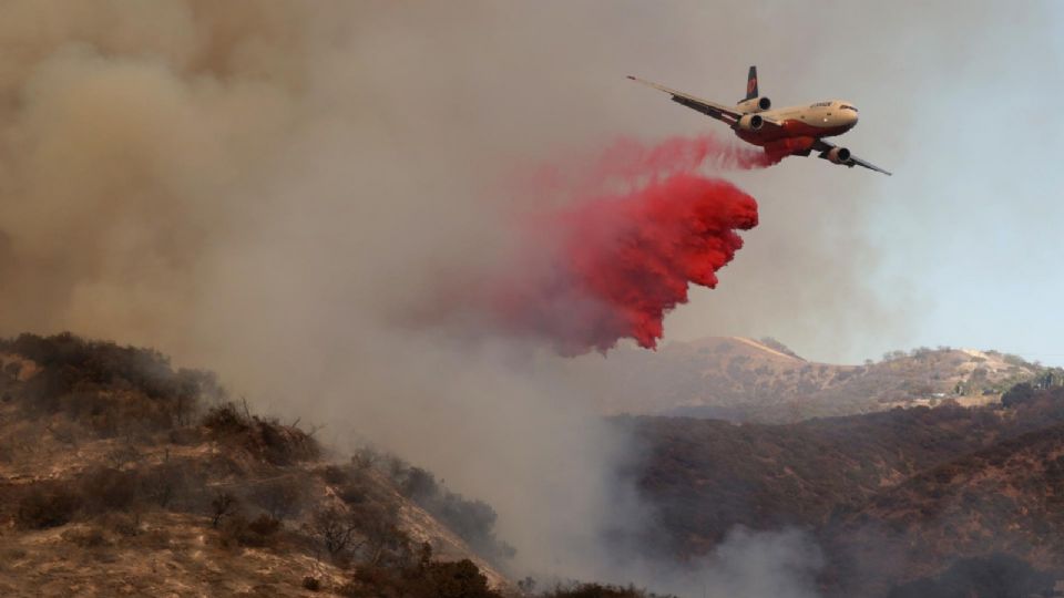 ¿Por qué se usa este polvo rosa y no agua para apagar el fuego?