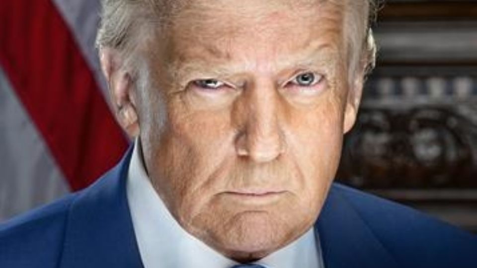 Fotografía cedida por el equipo de comunicación del presidente electo de EU, Donald Trump, donde se muestra el retrato oficial de cara a la toma de posesión del próximo lunes 20 de enero.