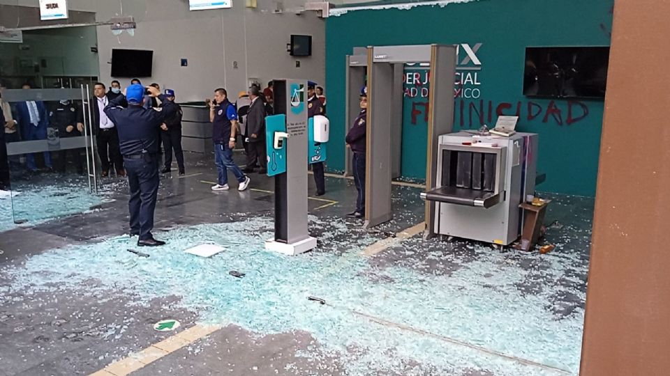 La activista Natalia Lane y sus seguidoras reventaron los cristales de las puertas de acceso.