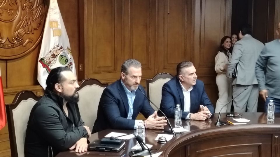 Adrián de la Garza Santos en reunión de Cabildo de Monterrey.